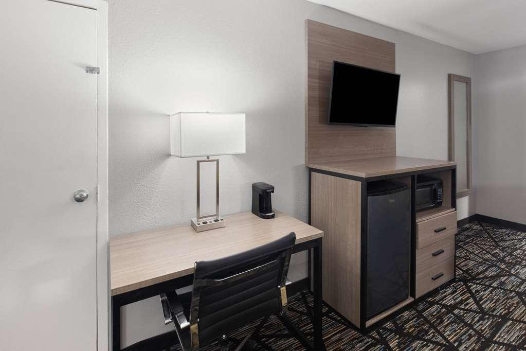 Hotel Baymont By Wyndham Mobile/tillmans Corner